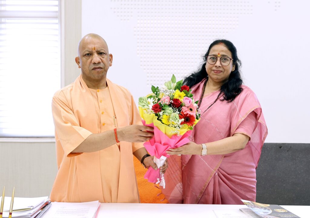 कुलपति प्रो. शोभा गौड़ ने मुख्यमंत्री योगी आदित्यनाथ जी से की शिष्टाचार भेंट, विश्वविद्यालय के निर्माण कार्यों एवं शैक्षणिक गतिविधियों पर हुई चर्चा 2 कुलपति